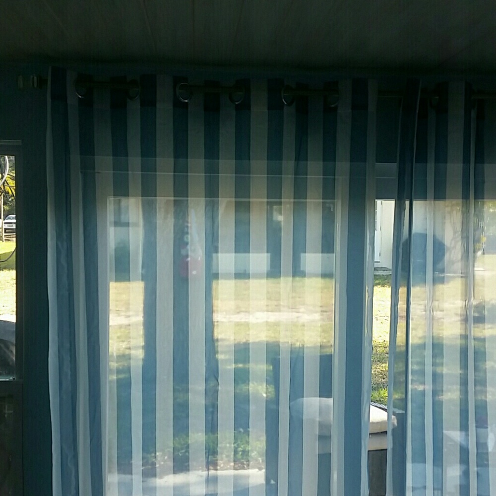 Sheer curtain.nwt